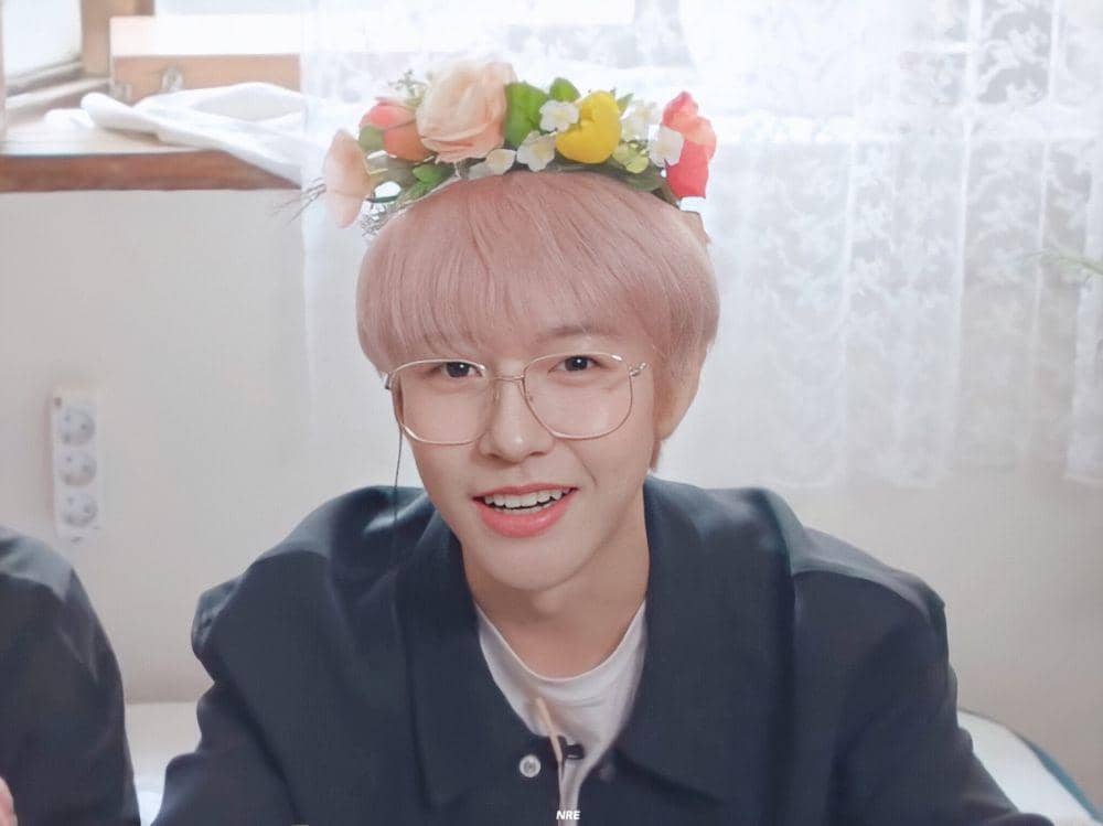 Potret Renjun NCT kenakan kacamata (twitter.com/noren_edit)