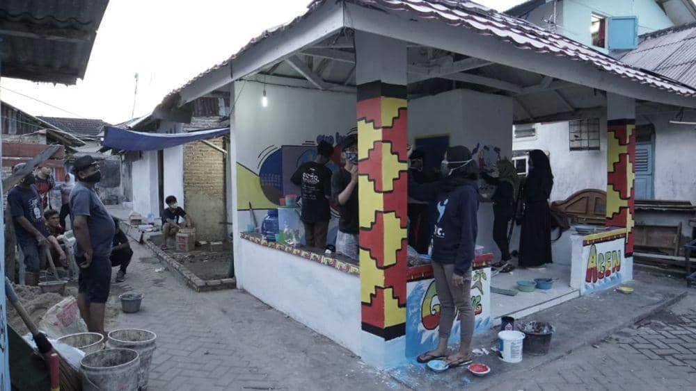 Cerita Millennial Lampung Ajak Warga Pesisir Tak BABS di Laut