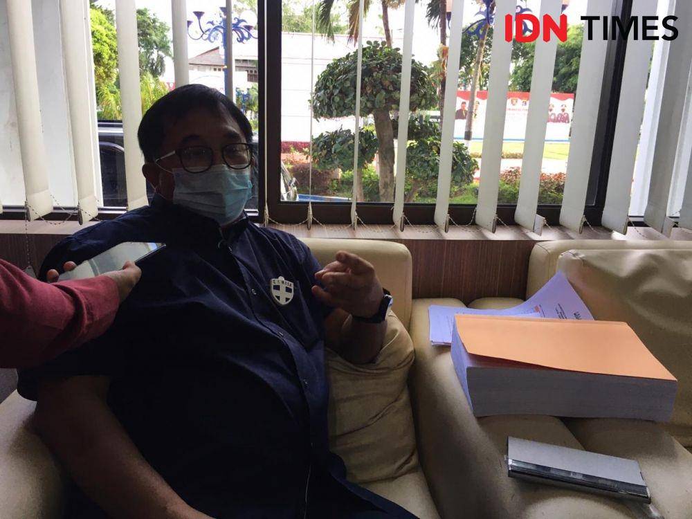 Wali Kota menunjukkan draft akhir UU Cipta Kerja, Sabtu (17/10/2020)