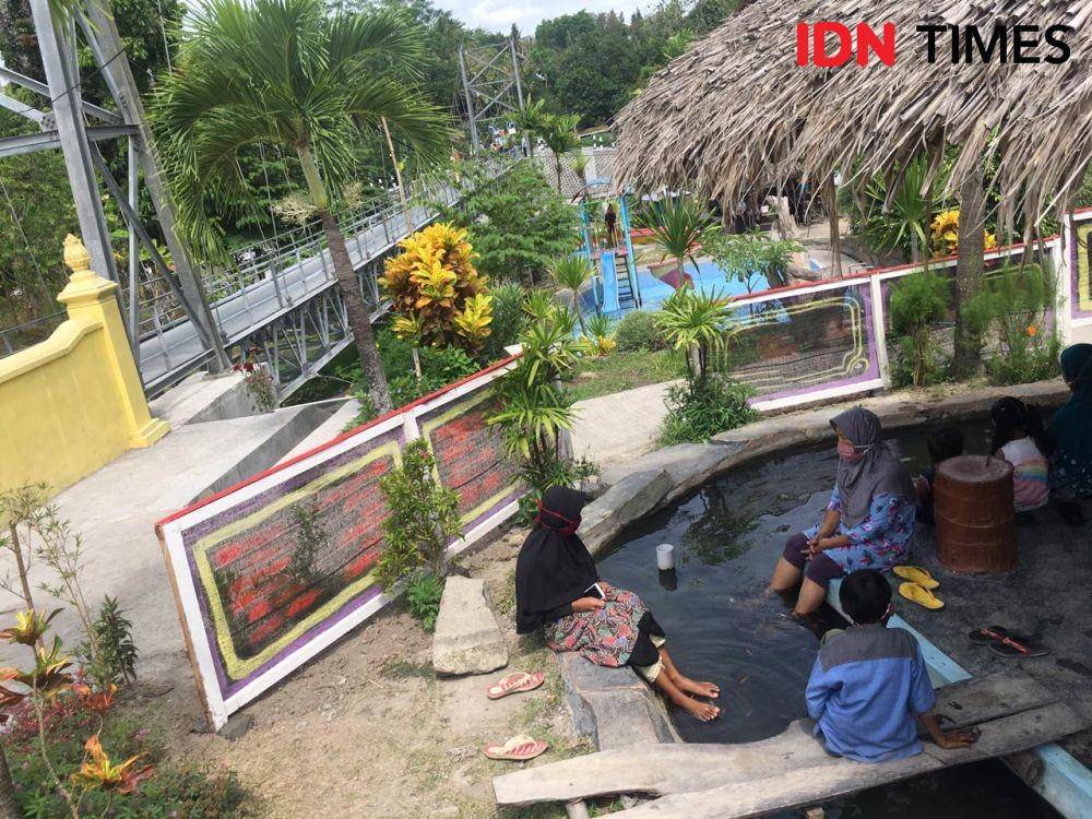 Jembatan gantung Nawacita Dusun Tegaldawa, Desa Bantul kini disulap menjadi destinasi wisata baru di Bantul. IDN Times/Daruwaskita