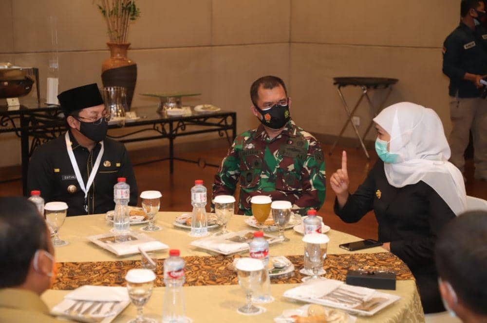 Gubernur Khofifah berbincang saat acara rakor. Dok. Pemkot Malang