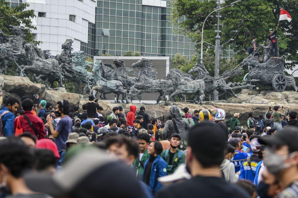 Massa Demo Buruh dan Mahasiswa Bubar, Remaja Bertahan di Patung Kuda