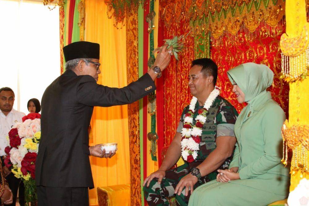 Ilustrasi Peusijuek (IDN Times/tni.mil.id)
