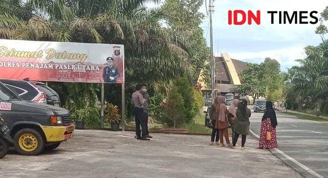 Sejumlah korban penipuan saat melaporkan ke Polres PPU (IDN Times/Ervan Masbanjar)