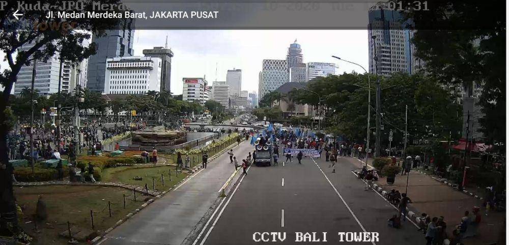 Suasana demonstrasi Satu Tahun Jokowi-Ma'ruf Amin pada Selasa (20/10/2020) (Tangkap Layar CCTV Bali Tower)