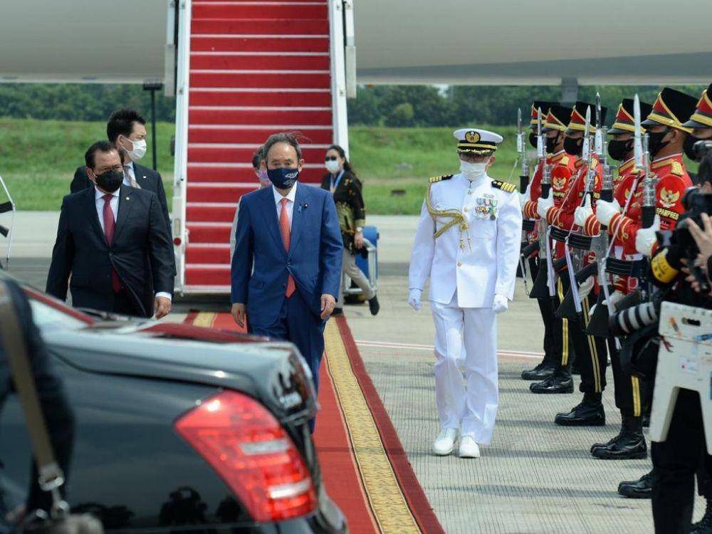 Kedatangan Perdana Menteri (PM) Jepang Yoshihide Suga beserta Ibu Mariko Suga di Bandara Internasional Soekarno-Hatta, Tangerang, pada Selasa, 20 Oktober 2020. PM Yoshihide Suga dan Ibu Mariko Suga disambut oleh Sekretaris Kabinet Pramono Anung di tangga pesawat (Dok. Biro Pers Kepresidenan)