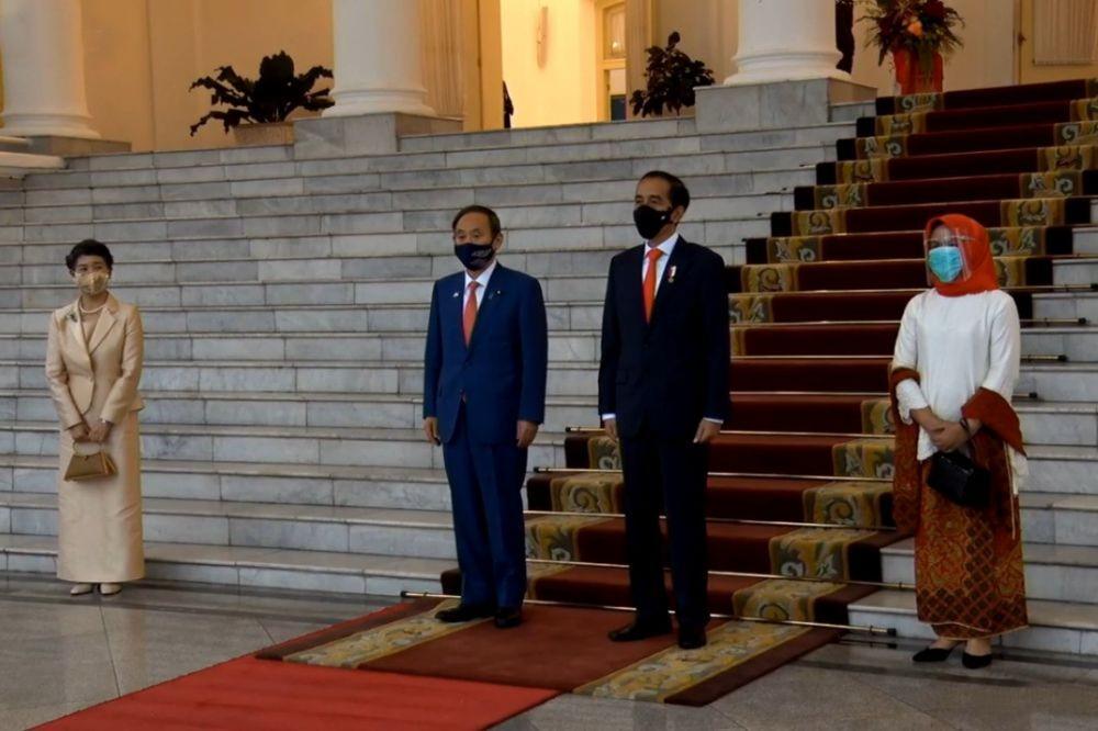 Tiba di Istana Bogor, PM Jepang Dapat Sambutan Hangat Jokowi