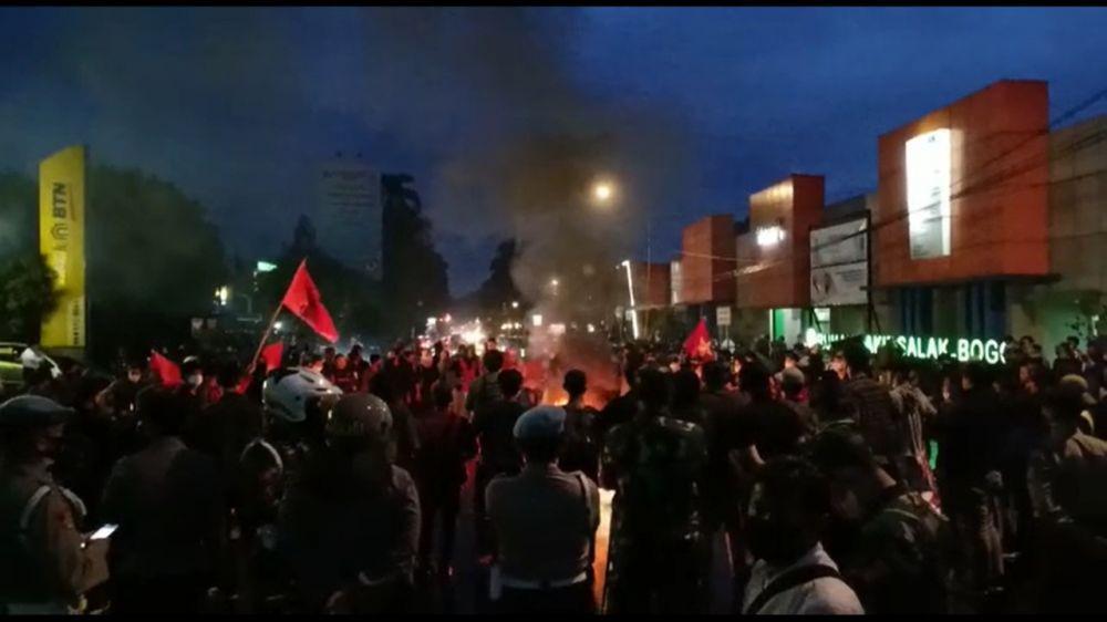 PM Jepang Bertemu Jokowi di Bogor, Pendemo Bakar Ban Dekat Kebun Raya