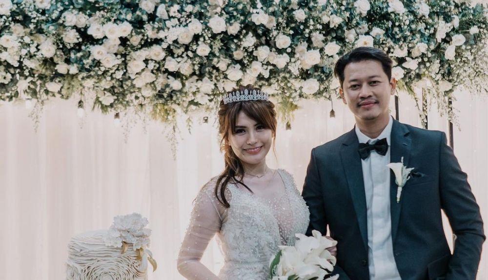 Dekorasi Manis di Pernikahan Angela Lee, Serba Putih Bertabur Bunga