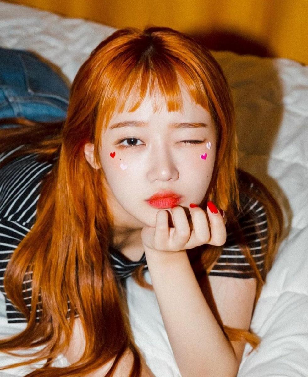 10 Potret Terbaru Yoojung Weki Meki dengan Rambut Cerah, Stunning!