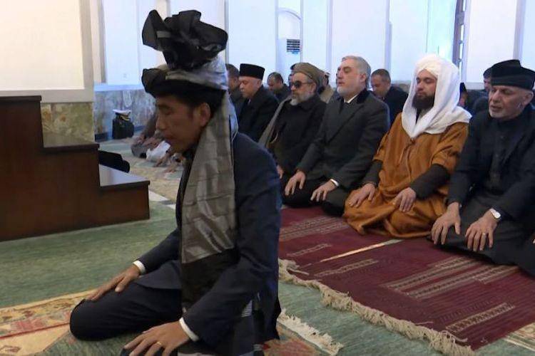 Jokowi saat menjadi imam salat/ Biro Pers Presiden