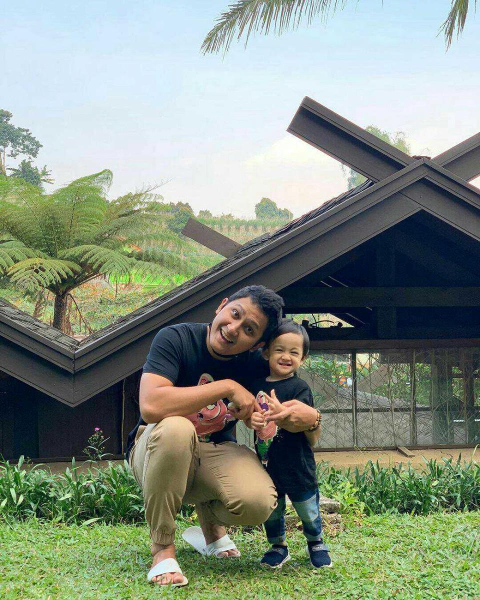 Jarang Muncul di Layar Kaca, Ini 9 Potret Terbaru Juan Christian