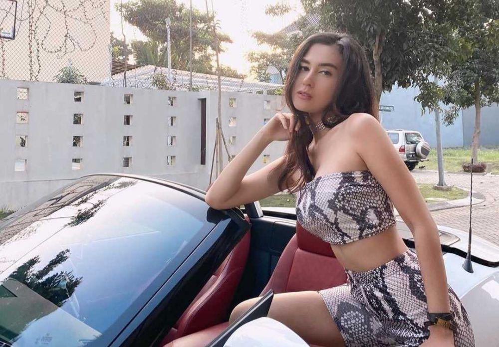 Bikin Sulit Fokus, 9 Potret Vicy Melanie Berpose Bareng Mobil Mewah