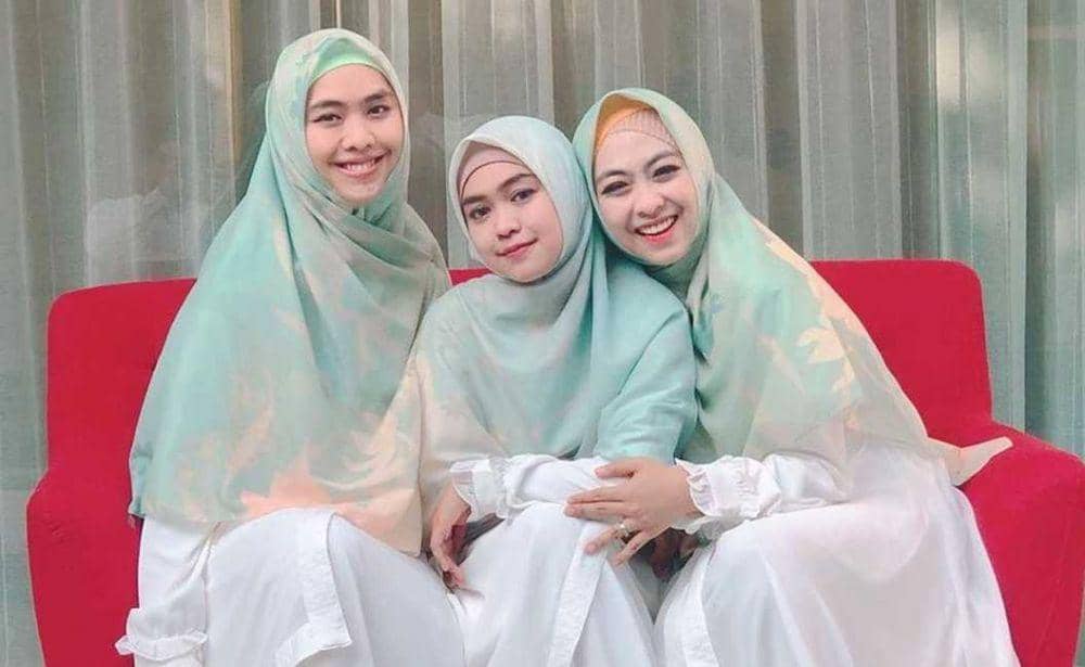 9 Momen Kompak Ria Ricis dan Kedua Kakaknya, Sister Goals Abis!