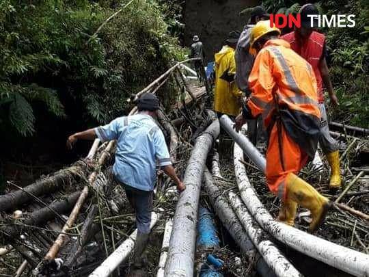 Pipa air bersih di Cisarua KBB jebol dihantam banjir. (IDN Times/Bagus F)