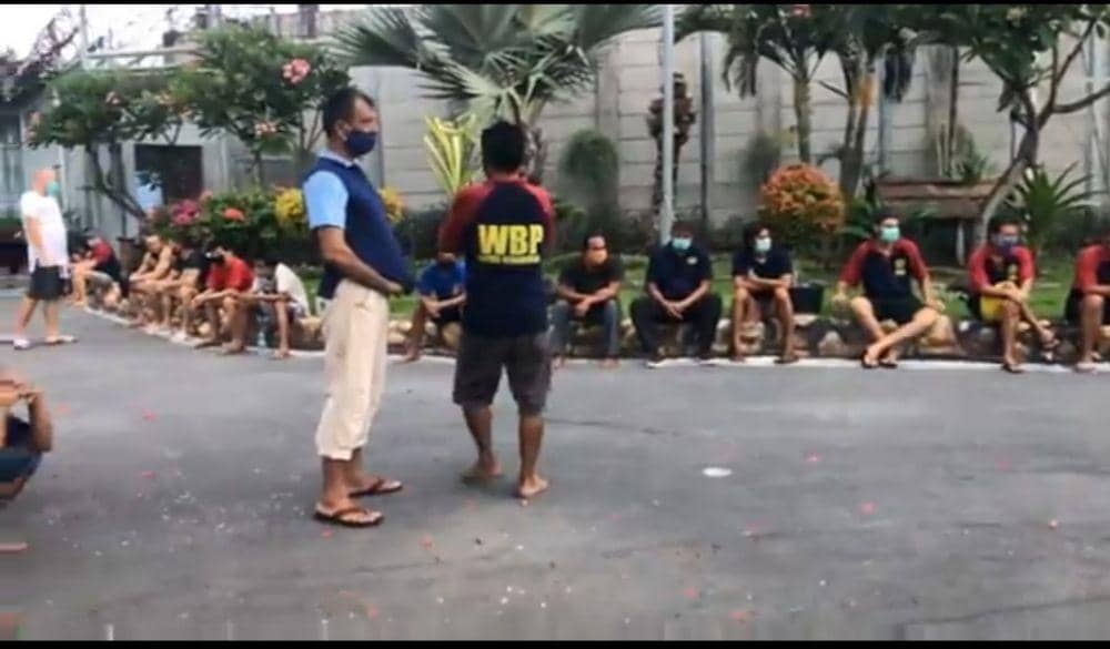 Suasana menunggu antrean rapid test di Lapas Kelas II A Kerobokan Bali. (Dok.IDN Times/tangkapanlayar)