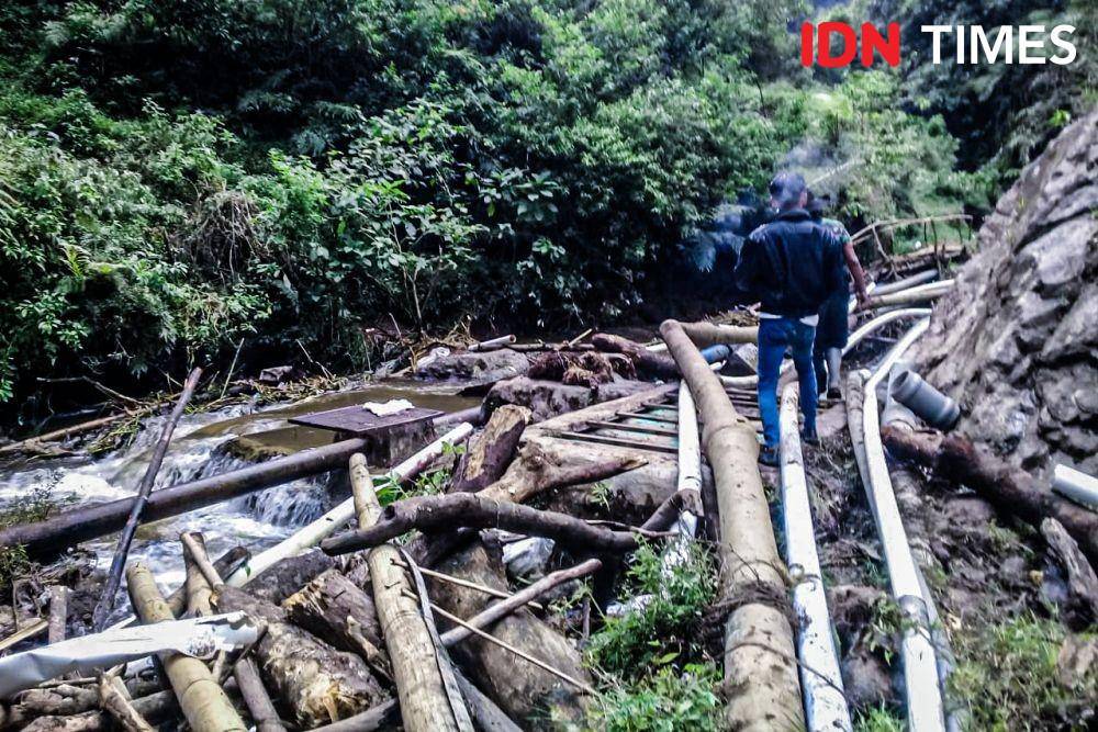 Pipa air bersih di Cisarua KBB jebol dihantam banjir. (IDN Times/Bagus F)