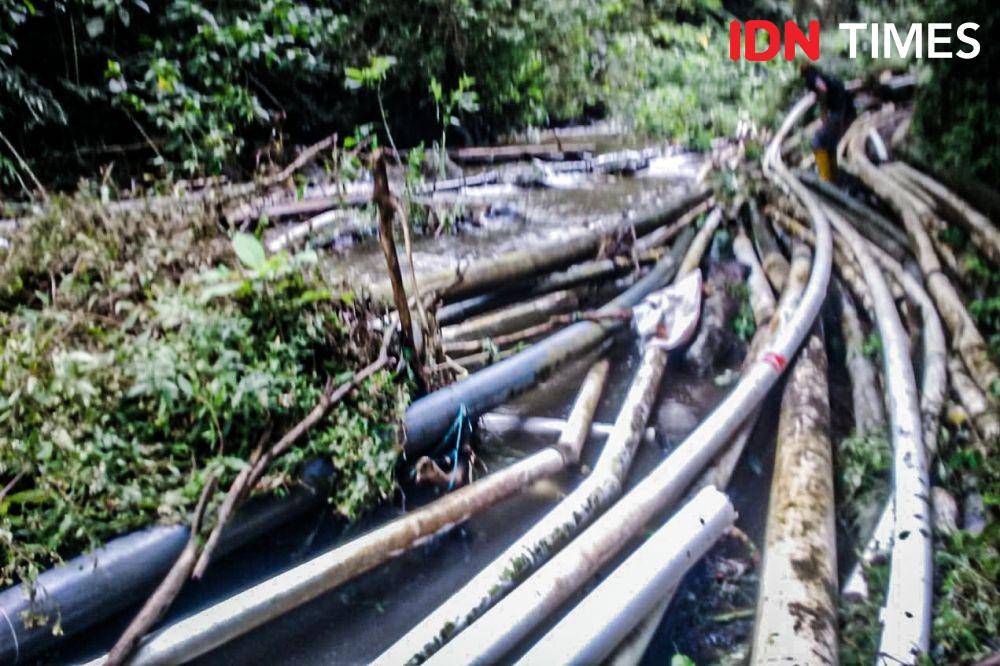 Pipa air bersih di Cisarua KBB jebol dihantam banjir. (IDN Times/Bagus F)