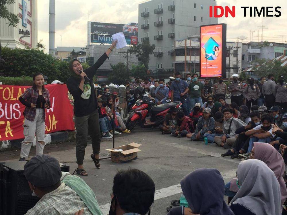 Aksi teatrikal menolak UU Omnibus Law di Bundaran Jalan Gatot Subtoto Medan, pada Rabu (21/10/2020). (IDN Times/Indah Permata Sari)
