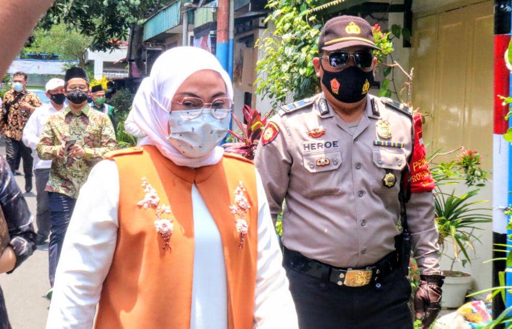 Menteri Ketenagakerjaan, Ida Fauziyah saat kunjungan ke rumah warga penerima BSU di Kota Malang. IDN Times/Alfi Ramadana