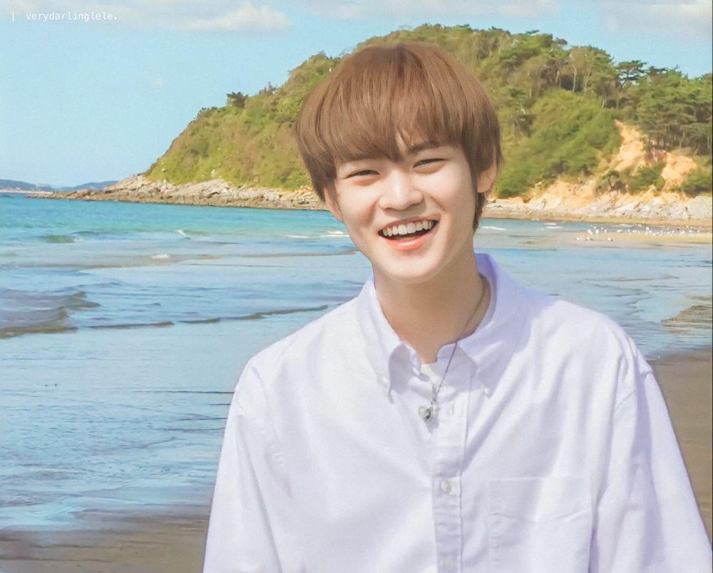 10 Potret Chenle NCT Tertawa Lepas, Bikin Mood Auto Naik!