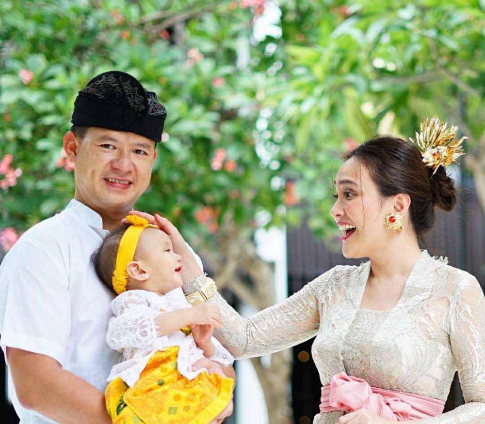 Pindah ke Bali, 9 Potret Shandy Aulia dan Keluarga Kenakan Baju Adat