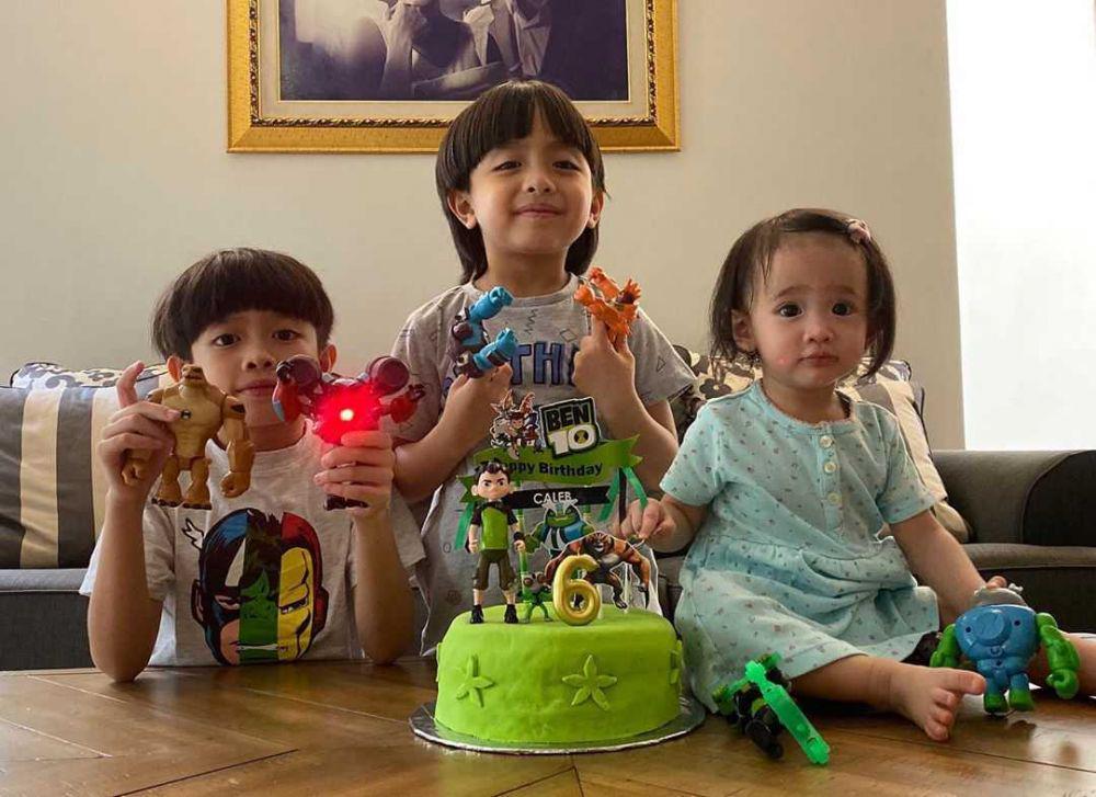 10 Potret Kompak Ketiga Anak Verlita Evelyn, Sibling Goals Banget!