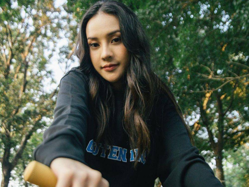 Biasa Feminin, 10 Potret Kece Anya Geraldine dengan Boyish Style