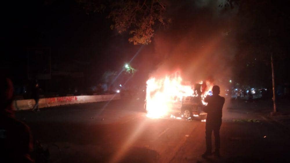 [BREAKING] Ambulans NasDem Terbakar di Tengah Demo Omnibus Law di Makassar