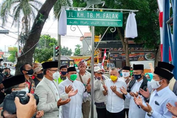 Wali Kota Bogor, Bima Arya Sugiarto (kiri), bersama sejumlah undangan memanjatkan doa, dalam rangkaian peresmian nama Jalan KH Tubagus Muhammad Falak, di Bogor, Kamis (22/10/2020). ANTARA/Riza Harahap