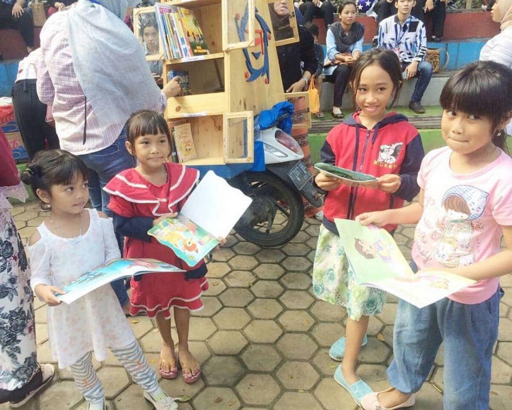 Perpustakaan Jalanan Samarinda mengenalkan buku kepada anak-anak sejak dini merupakan salah satu langkah mendongkrak minat baca (perpusjalanansmr/instagram.com)
