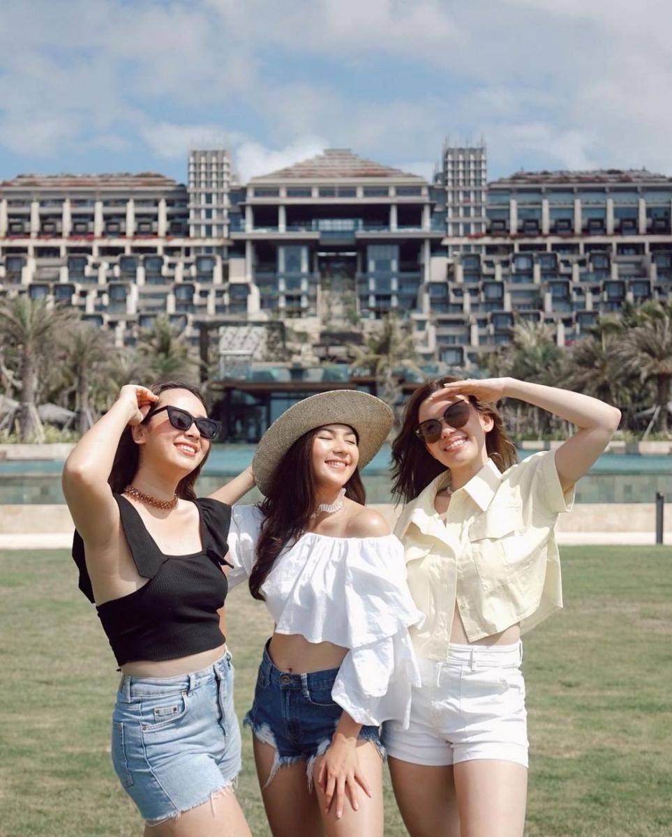 instagram.com/jscmila | Pamela Bowie (kiri), Jessica Mila (tengah)