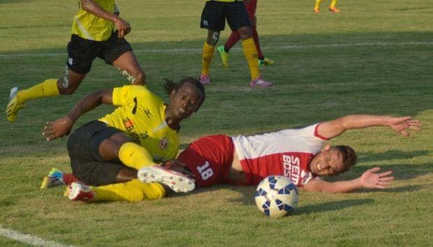 Pesepak bola Semen Padang, Mohamadou Alhadji (kiri) berebut bola dengan pesepak bola PSM Makasar, Silvio Escobar dalam pertandingan Babak Penyisihan Grup B Piala Jenderal Sudirman di Stadion Wayan Dipta, Gianyar, Bali, Jumat (20/11/2015). (ANTARA FOTO/Wira Suryantala)