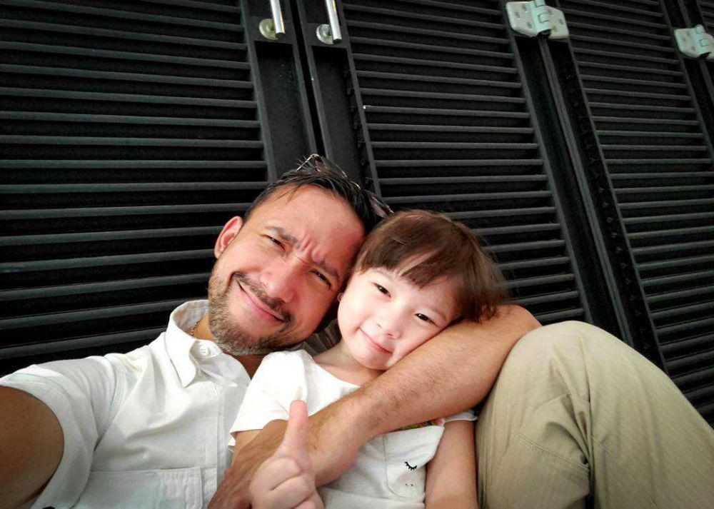 Sayang Keluarga, Ini 10 Potret Maruli Tampubolon yang Family Man Abis