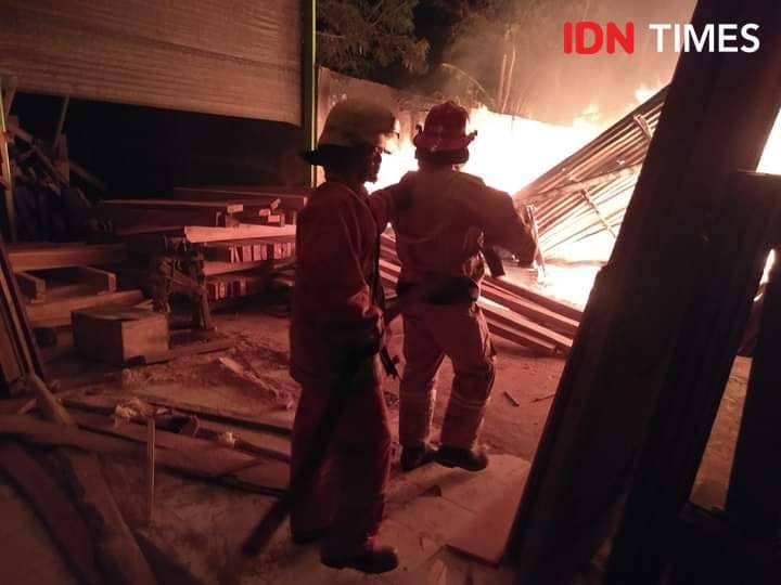 Petugas memadamkan api di usaha mebel Jombang. IDN Times/Istimewa