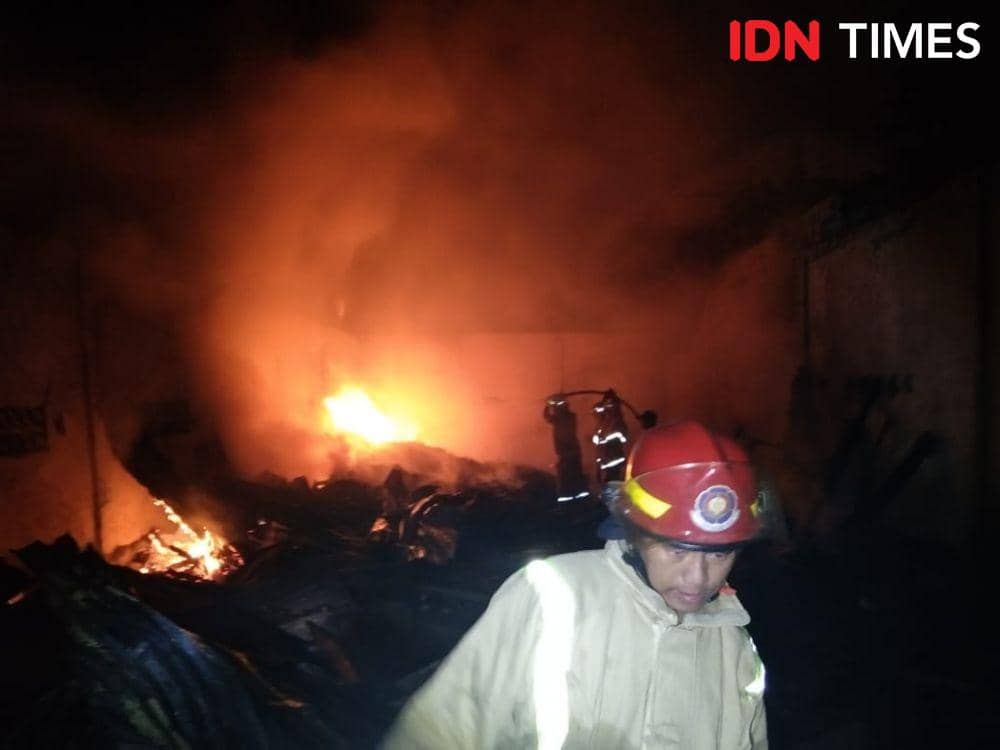 Kebakaran di tempat usaha mebel Jombang. IDN Times/Zainul Arifin