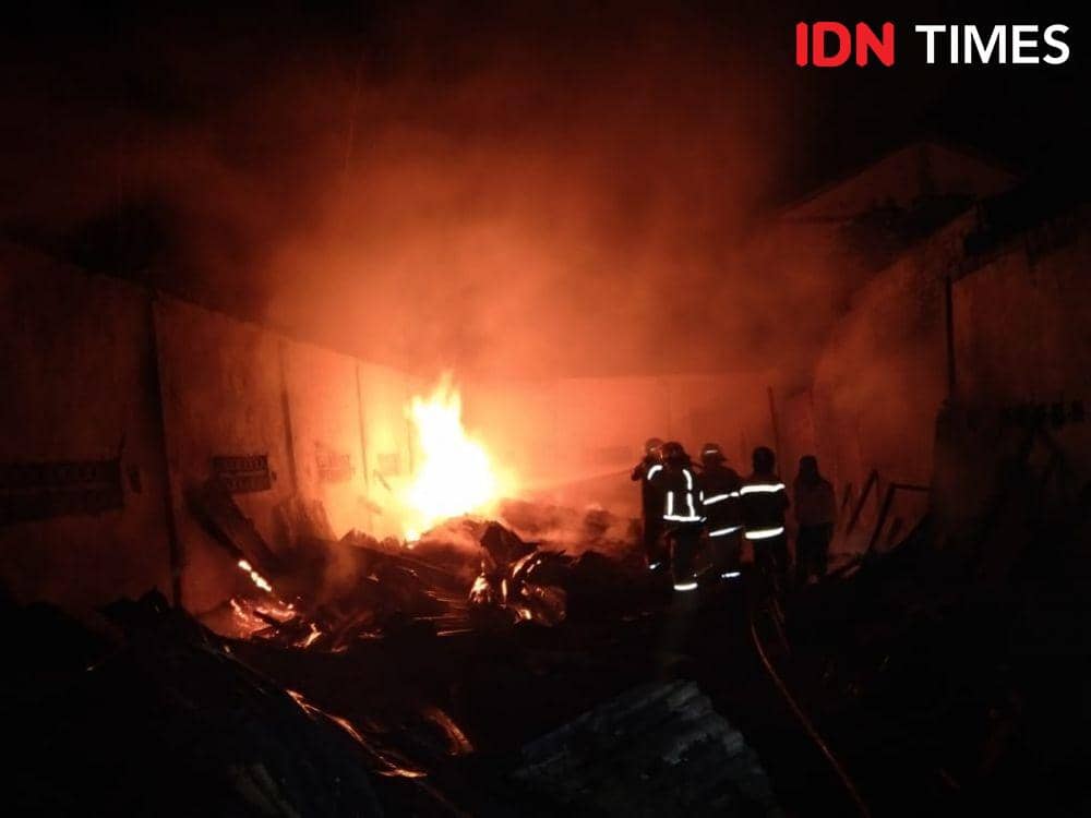 Pemilik Pergi ke Rumah Saudara, Gudang Kayu di Jombang Ludes Terbakar