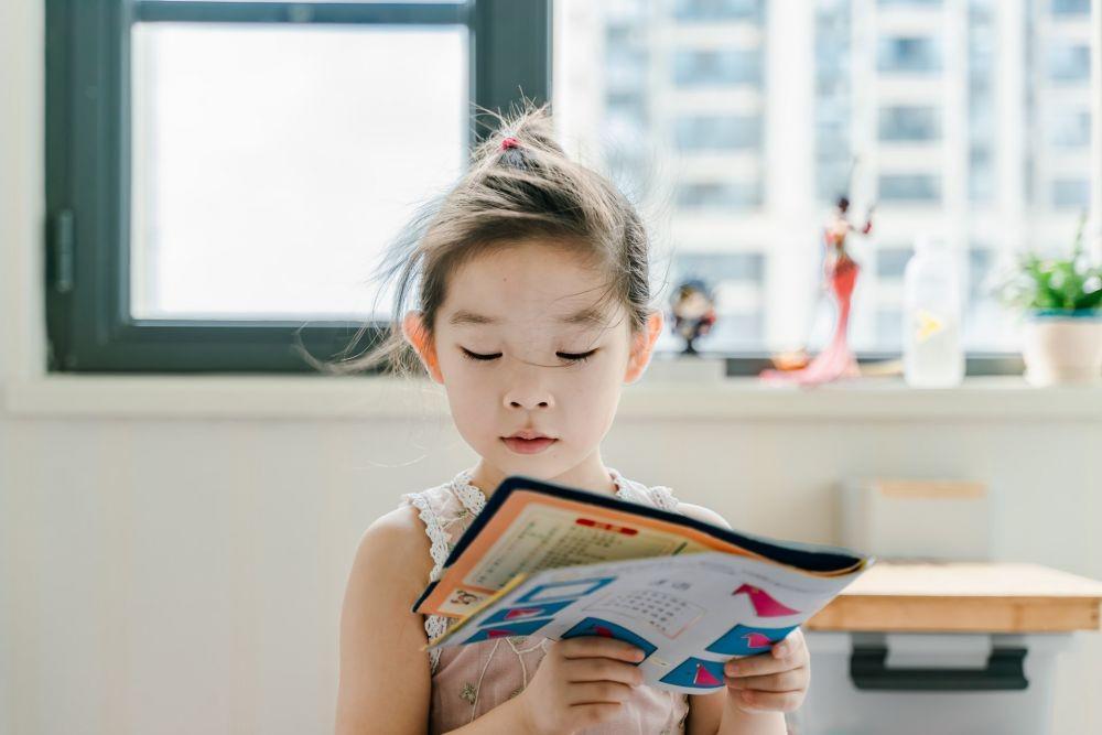 5 Tips Membesarkan Anak yang Gemar Membaca, Sediakan Rak Buku!