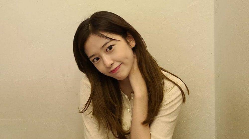 9 Potret Manis Yujin IZ*ONE, Memikat Hati dengan Senyum Lesung Pipinya