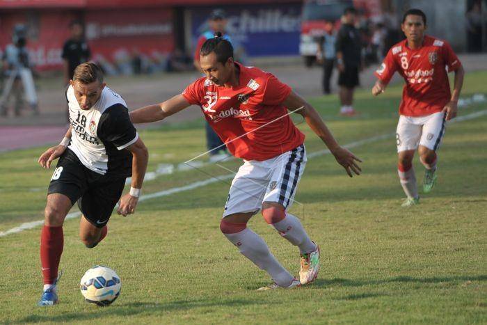 Pesepak bola PSM Makassar, Silvio Escobar (kiri) berebut bola dengan pesepak bola Bali United, Hansamu Yama (tengah) dalam pertandingan Babak Penyisihan Grup B Sepak Bola Piala Jenderal Sudirman di Stadion I Wayan Dipta, Gianyar, Bali, Minggu (29/11/2015). (ANTARA FOTO/Nyoman Budhiana)