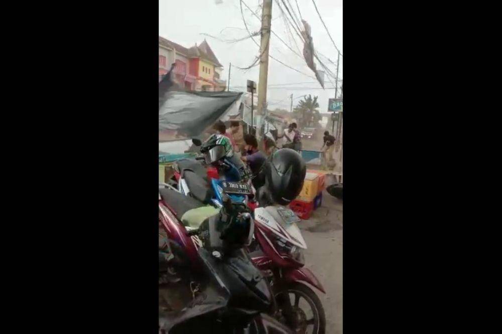 Terjadi Puting Beliung di Bekasi pada Jumat (23/10/2020) (Dok. IDN Times/Istimewa)
