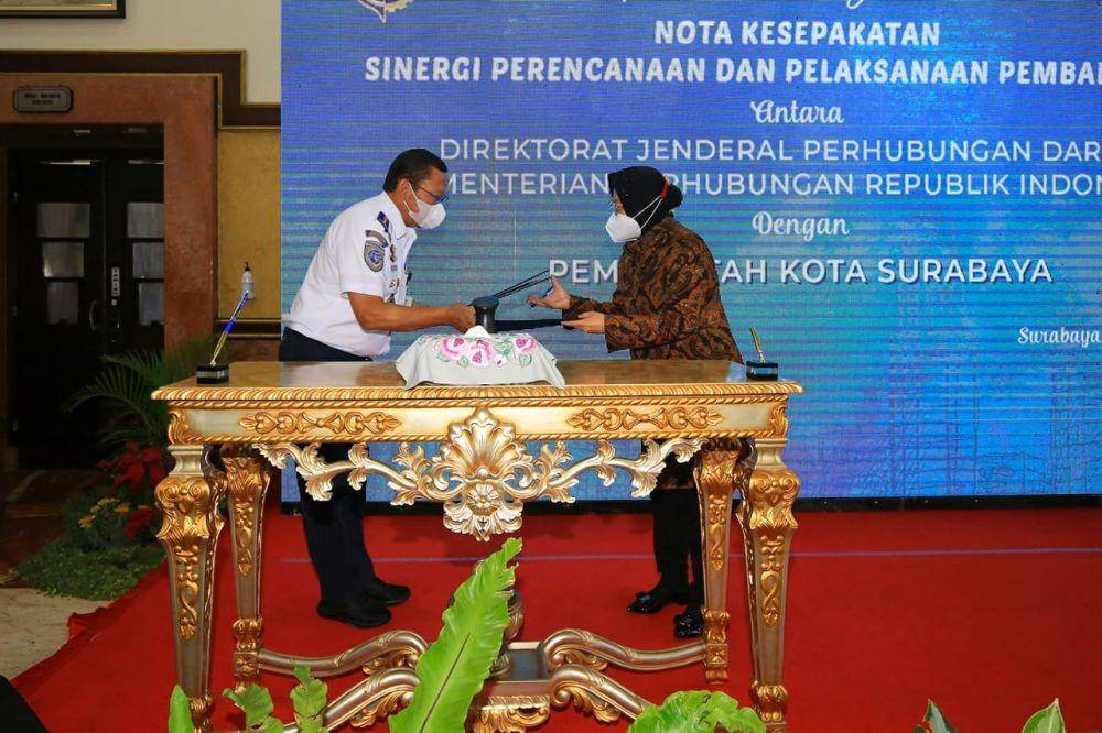 Wali Kota Surabaya, Tri Rismaharini bersama Direktur Jenderal Perhubungan Darat Kemenhub RI, Budi Setiyadi saat penandatanganan bantuan 150 bus, Rabu (22/10/2020). Dok istimewa