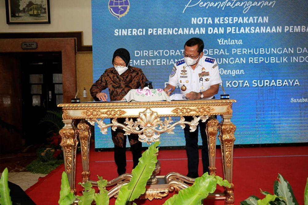 Wali Kota Surabaya, Tri Rismaharini bersama Direktur Jenderal Perhubungan Darat Kemenhub RI, Budi Setiyadi saat penandatanganan bantuan 150 bus, Rabu (22/10/2020). Dok istimewa