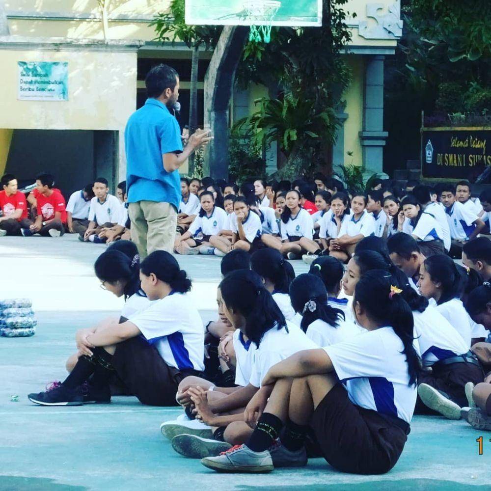 Salah satu kegiatan dengan generasi muda (Dok.IDN Times/Gede Praja)