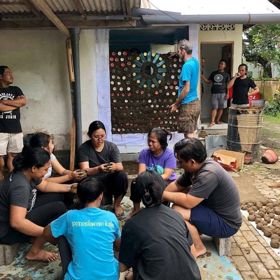 Kolaborasi pemanfaatan ecobrick untuk dinding kamar mandi (Dok.IDN Times/Gede Praja)