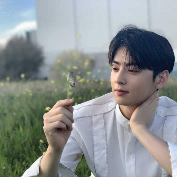 Instagram.com/eunwo.o_c