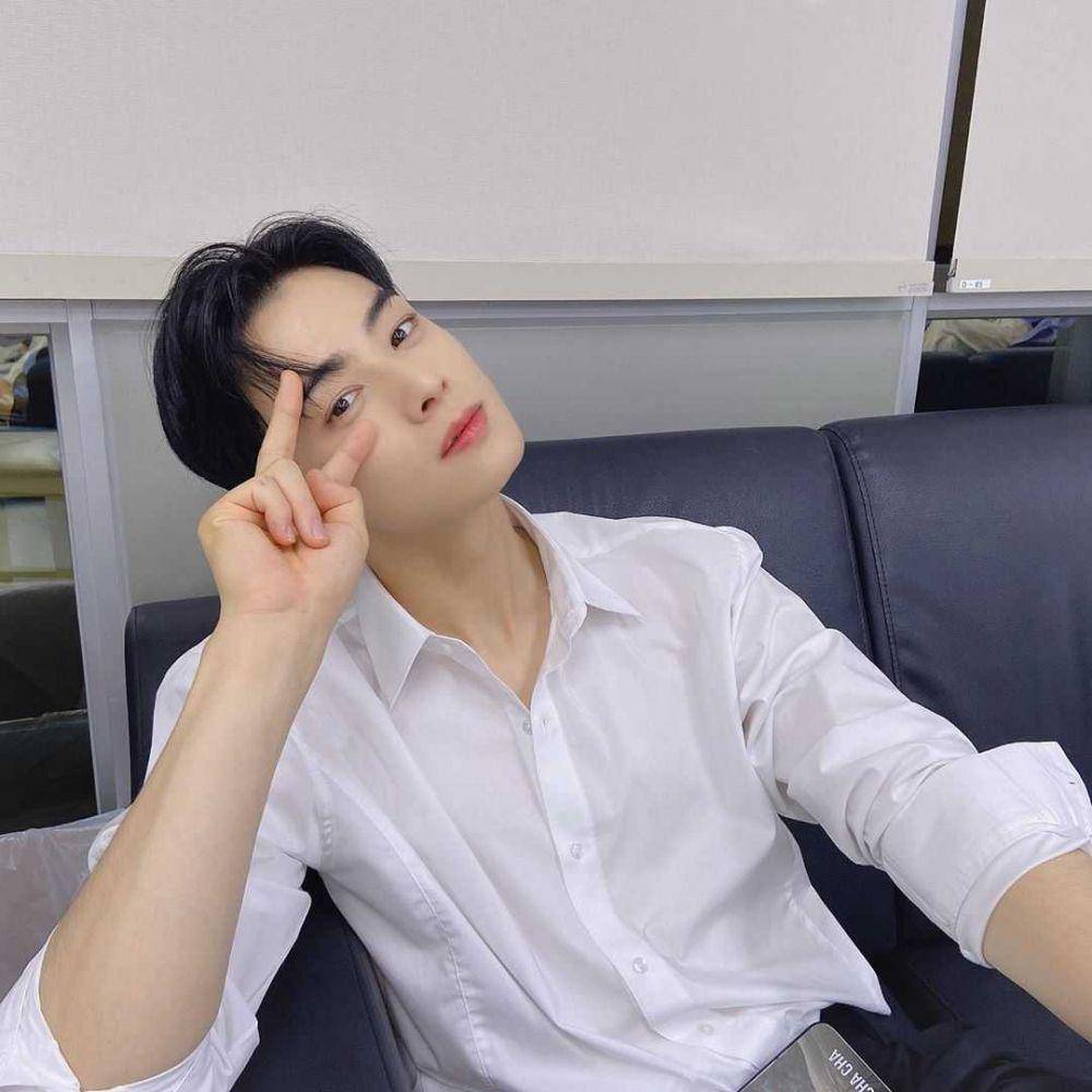 Instagram.com/eunwo.o_c