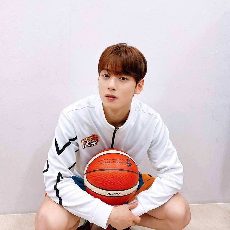 Instagram.com/eunwo.o_c