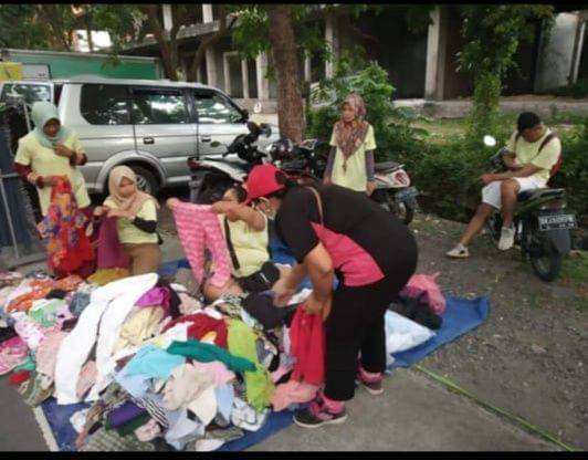 Jual baju bekas di CFD Renon oleh Yayasan Rumah Berbagi Bersama di Denpasar (Dok.IDN Times/Christin Wahyuni)