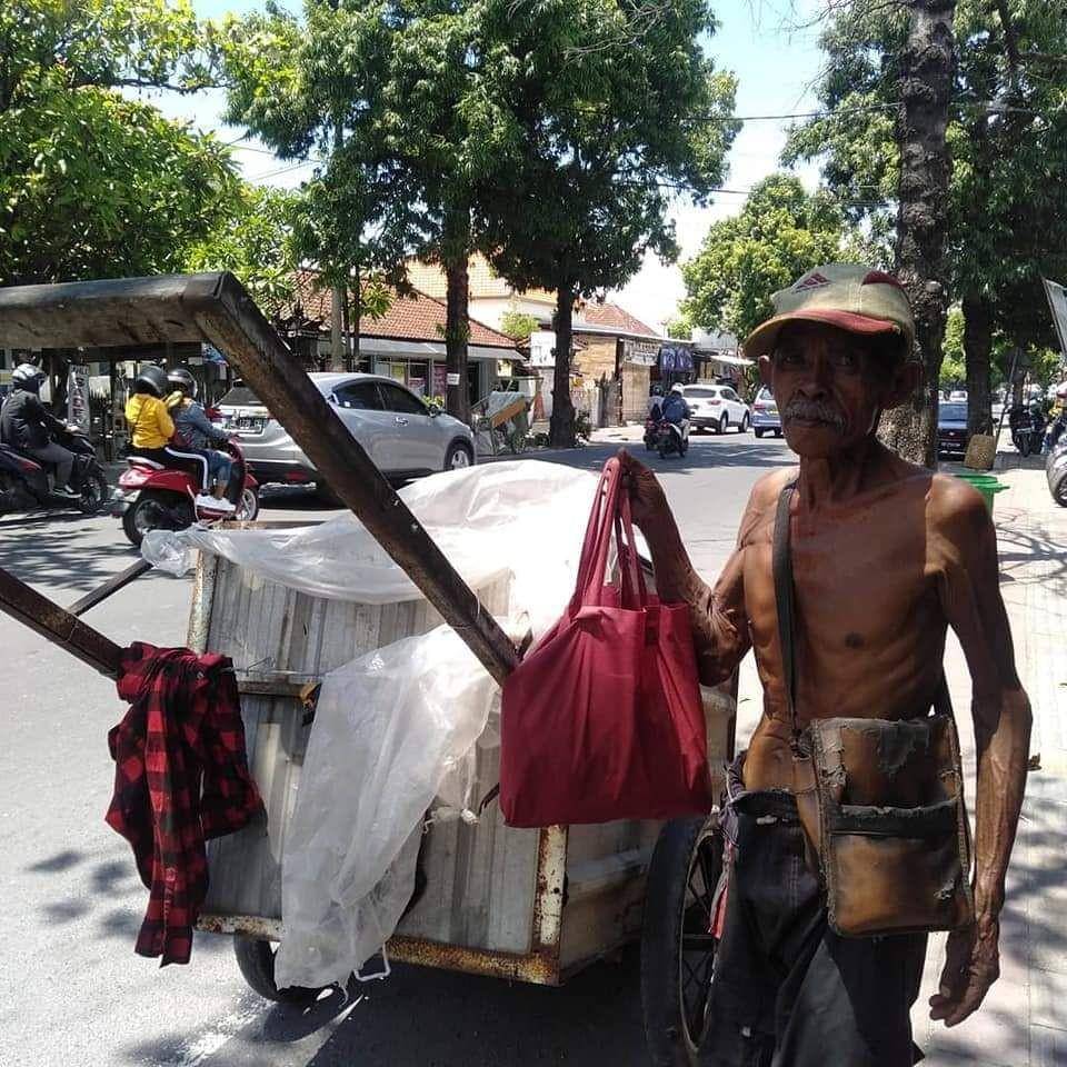 Pendiri Yayasan Rumah Berbagi Bersama sudah membagikan nasi gratis setiap hari selama 3 tahun (Dok.IDN Times/Christin Wahyuni)